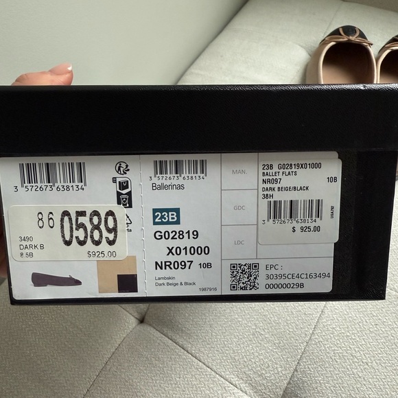 CHANEL Beige and Black Flats - Picture 8 of 10